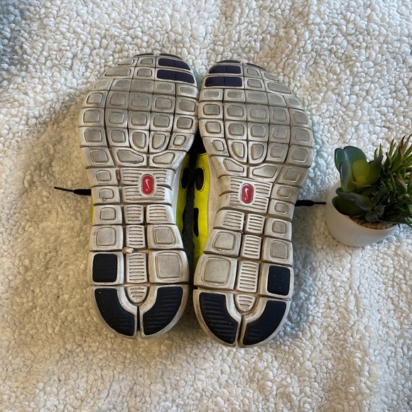 Nike sneakers size 10 - Picture 5 of 9